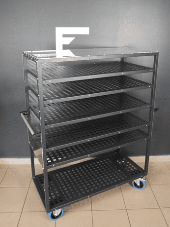 chariot de gestion des retours avec des &eacute;tag&egrave;res en plexiglas et des poign&eacute;e 