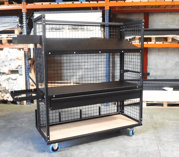 chariot sur mesure de preparation de commandes de details avec un fond d'atelier