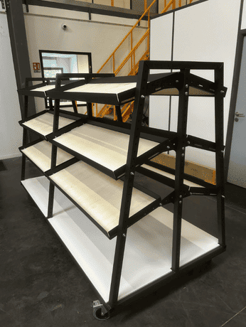 chariot de pr&eacute;paration de commandes avec des &eacute;tag&egrave;res inclin&eacute;s et un guide fourche en dessous du plancher 