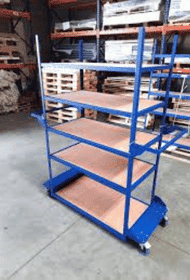 chariot de picking &agrave; 5 &eacute;tages avec 2 poignet de chaque c&ocirc;t&eacute;s avec en fond un atelier