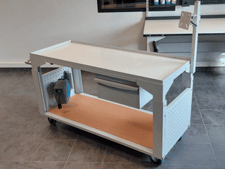 chariot de production r&eacute;glable en hauteur avec un plateau en PEHD ainsi qu'un enrouleur &eacute;l&eacute;ctrique 