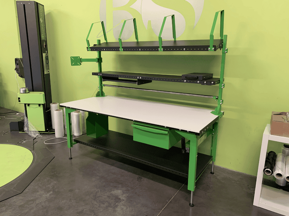 r&eacute;alisation d'une table verte r&eacute;glable en hauteur par manivelle dans un showroom