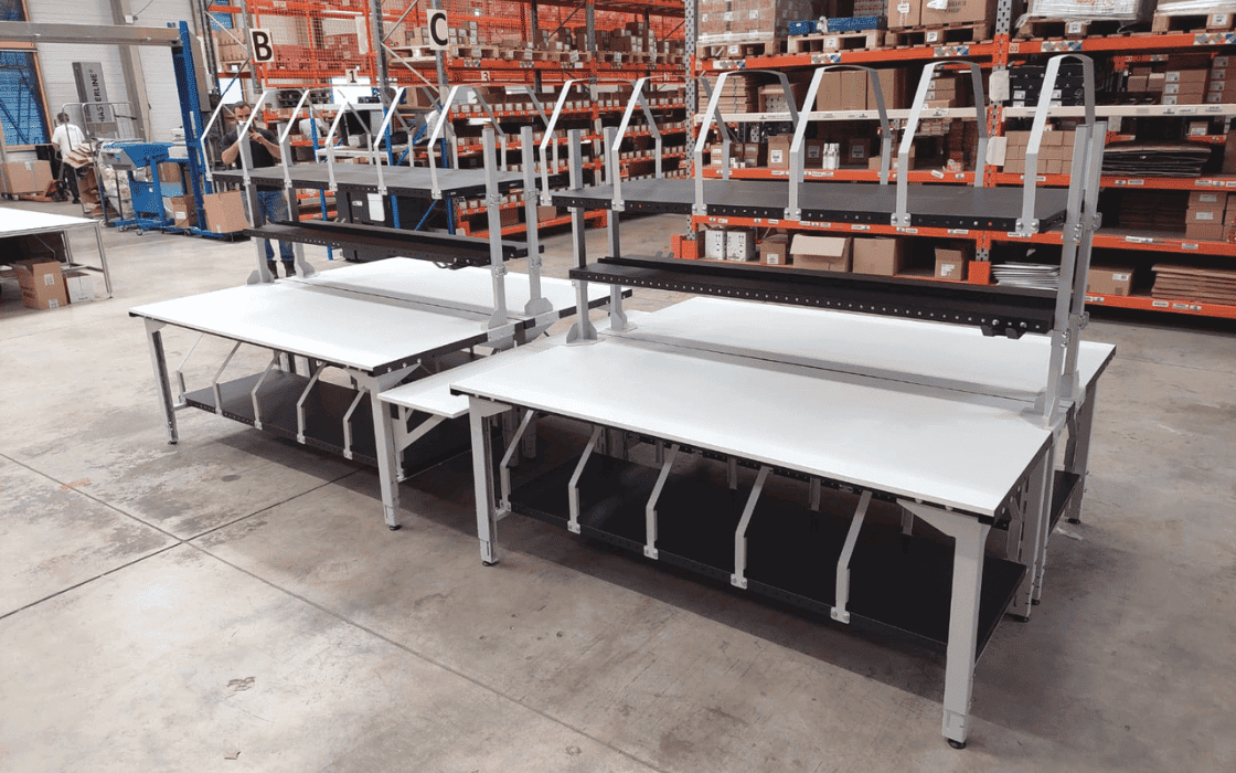 r&eacute;alisations de tables dos &agrave; dos &eacute;quip&eacute;s de rack &agrave; carton sur pieds r&eacute;glables dans un entrepot