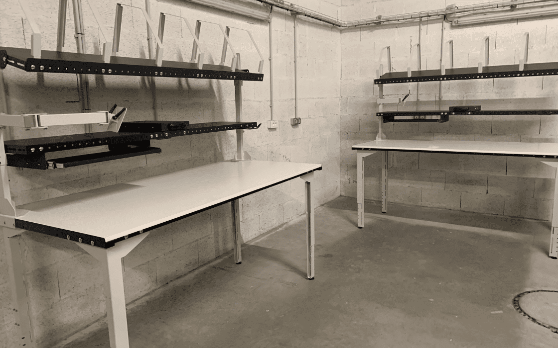 r&eacute;alisation de 2 tables avec accessoires sur pieds r&eacute;glables dans une pi&eacute;ce de travail