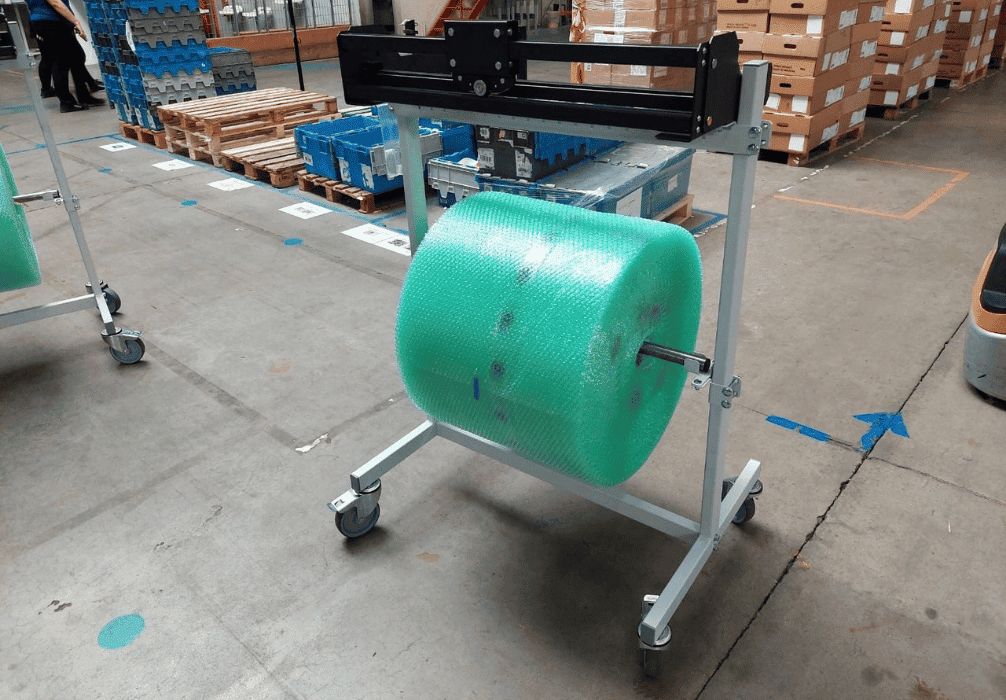 r&eacute;alisation d'un stand avec roulette &eacute;quip&eacute; de support pour rouleau et d'un dispositif de coupe dans un atelier 