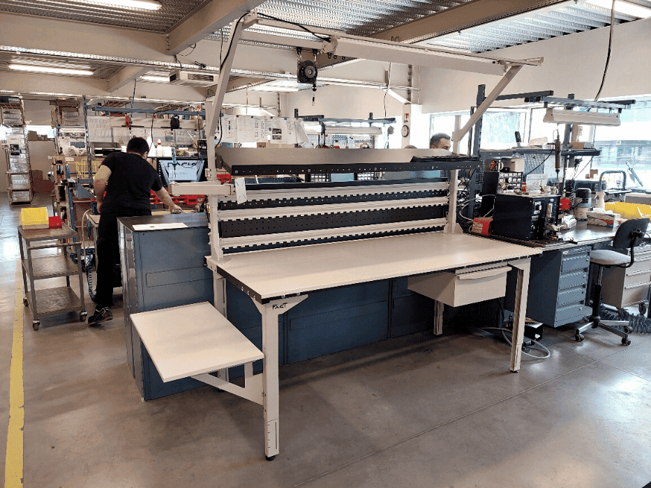 r&eacute;alisation d'une table avec accessoires sur pieds r&eacute;glables dans un atelier 