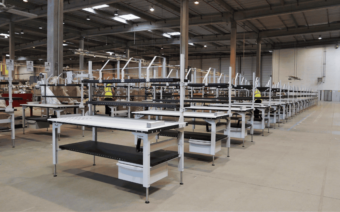 r&eacute;alisation d'une vingtaine de tables avec accessoires toutes r&eacute;glables en hauteur par manivelle dans une entrepot de production
