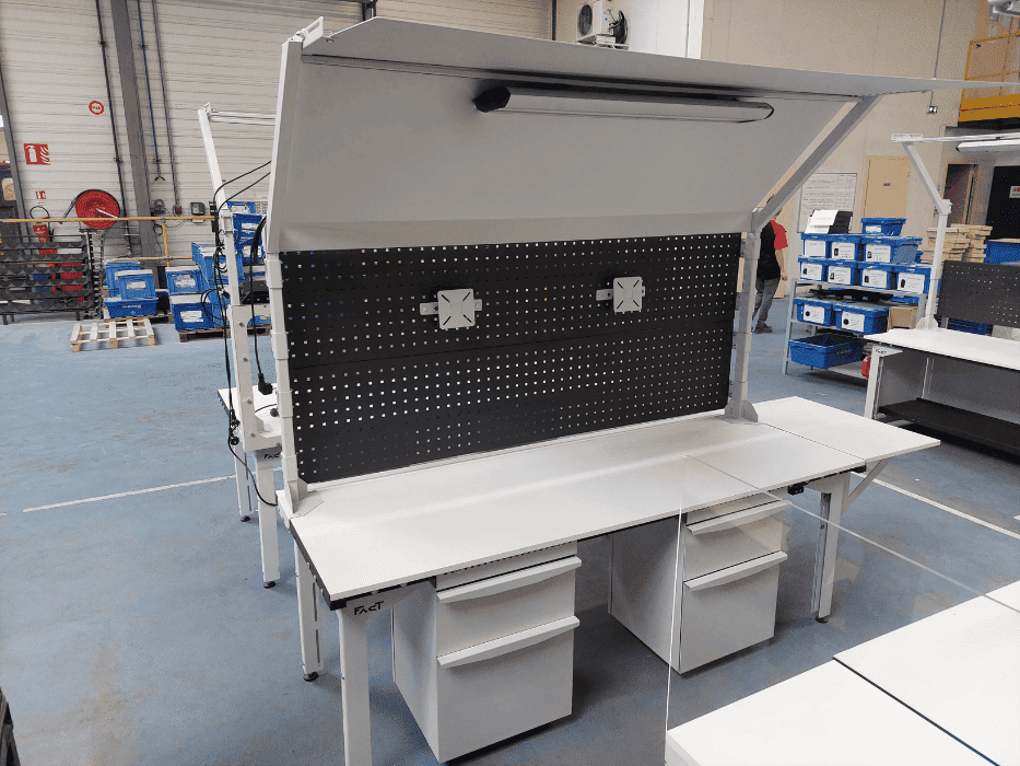 r&eacute;alisation de tables sur pieds r&eacute;gables avec un toit dans un entrepot