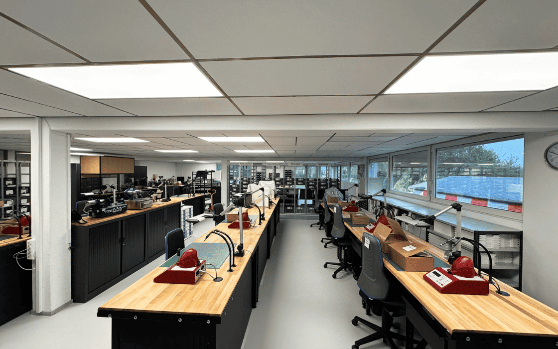 r&eacute;alisation de bureau sur mesure dans un open space