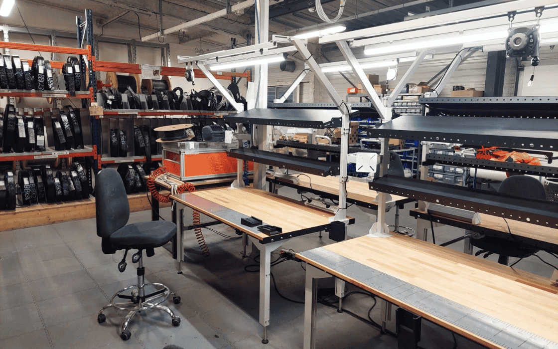 r&eacute;alisation de tables avec un plateau bois r&eacute;gables en hauteur par v&eacute;rins motoris&eacute;s dans un atelier