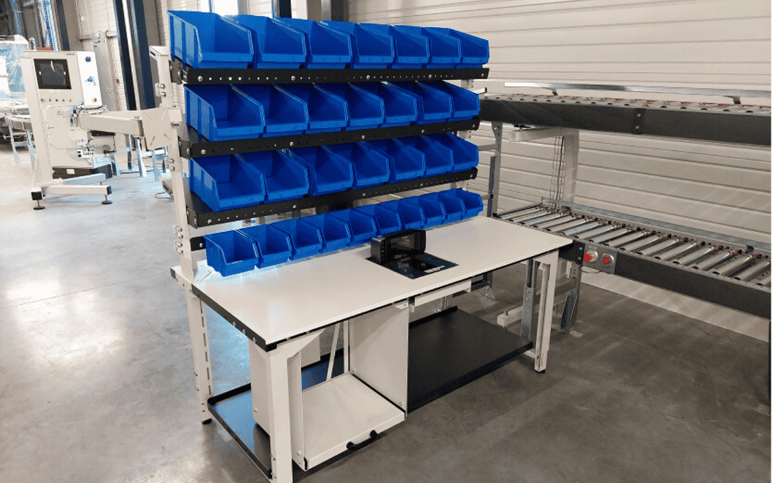 r&eacute;alisation de tables avec une d&eacute;coupe dans le plateau et &eacute;quip&eacute; d'&eacute;tag&egrave;res avec des bacs &agrave; becs bleu dans un atelier 