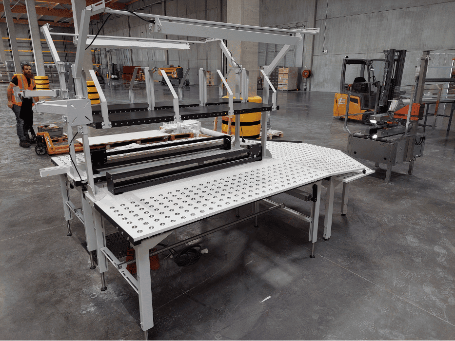 r&eacute;alisation de tables convoyeurs dos &agrave; dos avec des billes de manutentions sur le plateau dans un entrepiot