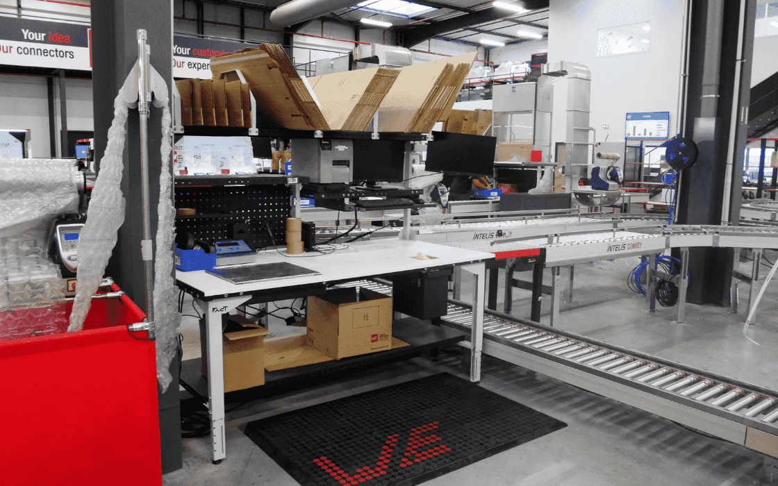 r&eacute;alisation de table avec des d&eacute;coupes dans le plateau dans un atelier